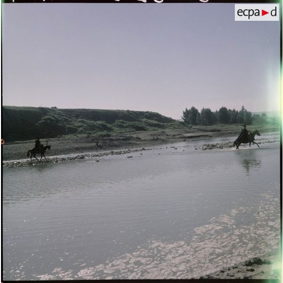 La section avance et progresse dans la vallée du Cheliff et traverse l'oued Cheliff.