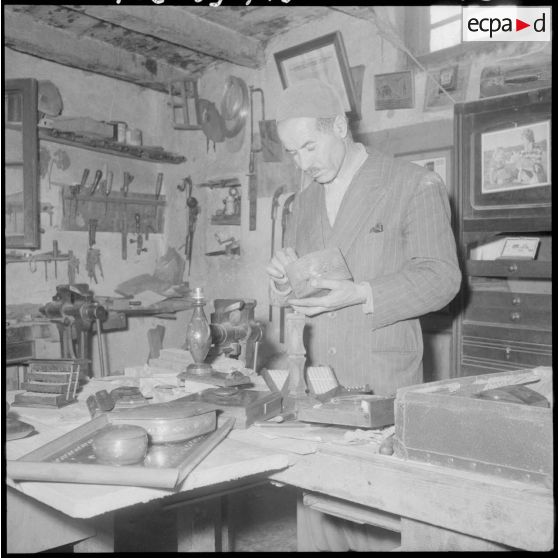 Fort-National. Un artisan au travail.