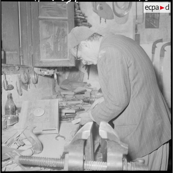 Fort-National. Un artisan au travail.