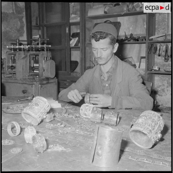 Fort-National. Un artisan fabriquant des bijoux.