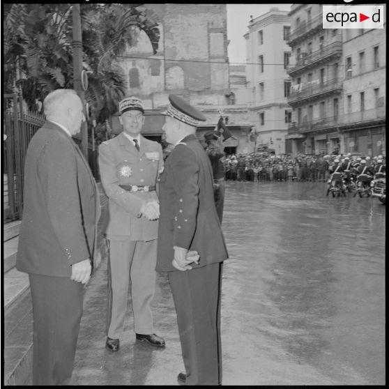 Cathédrale d'Alger. Les généraux Jacques Allard et Maurice Challe se saluent.
