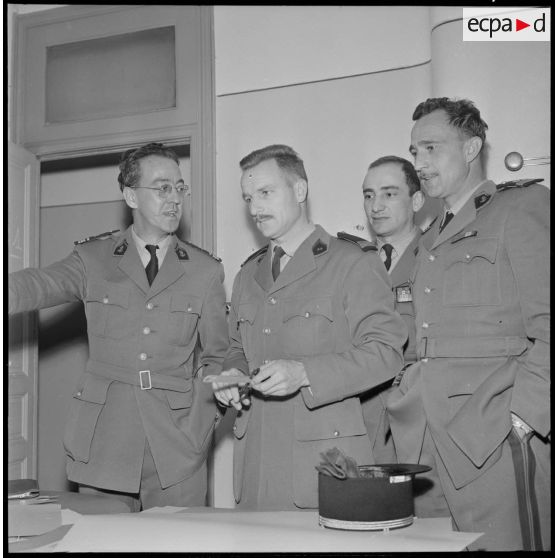 Algérie. 5e bureau. Les officiers regardent l'affiche de propagande terminée.
