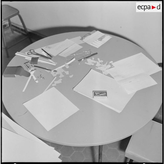 Algérie. 5e bureau. Fournitures utilisées pour la création d'une affiche de propagande par des stagiaires officiers.