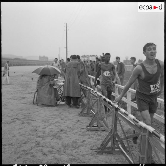 Alger. Hippodrome de Caroubier. Championnat d'Afrique du Nord (AFN) de cross-country. Arrivée de la course.