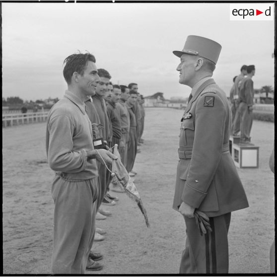 Alger. Hippodrome de Caroubier. Championnat d'Afrique du Nord (AFN) de cross-country. Remise des trophées.