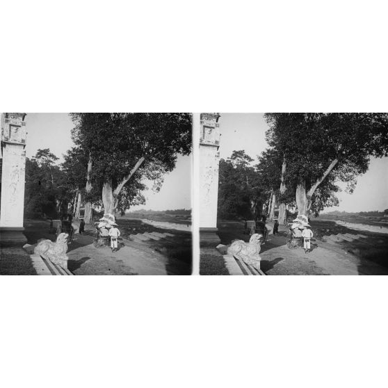 961. Route devant une pagode. [légende d'origine]