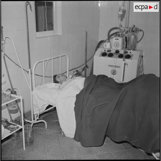 Alger. Hôpital Maillot. Un malade sous assistance respiratoire.