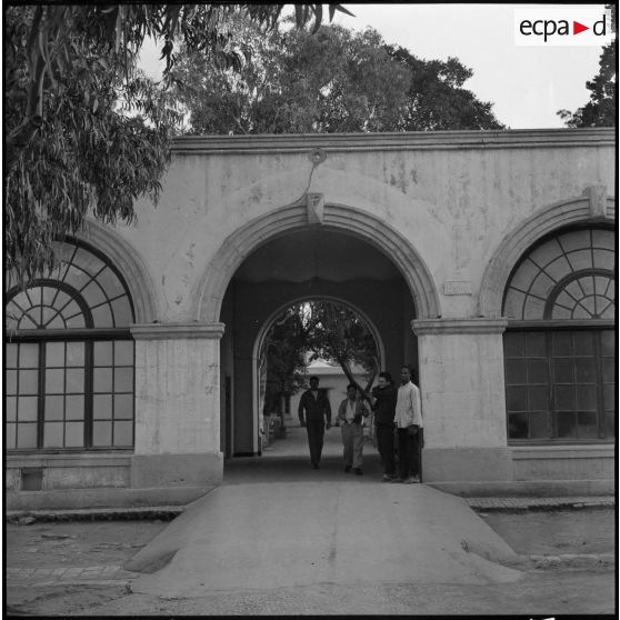 Alger. Hôpital Maillot. Des malades se promènent.