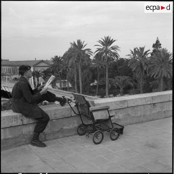 Alger. Hôpital Maillot. Un malade lit dans les jardins.