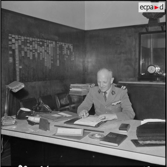 Alger. Hôpital Maillot. Portrait du médecin colonel Kliszowski à son bureau.