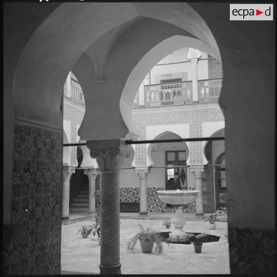 Alger. Hôpital Maillot. Patio.