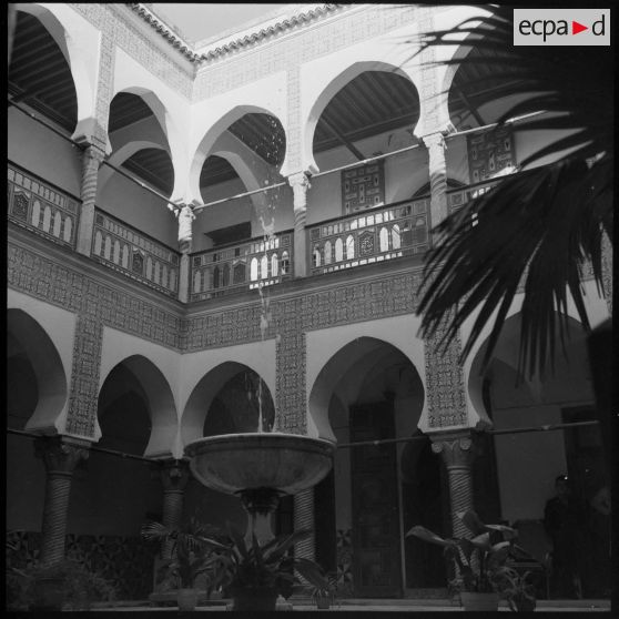 Alger. Hôpital Maillot. Patio.