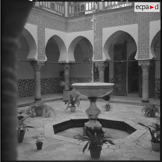 Alger. Hôpital Maillot. Patio.