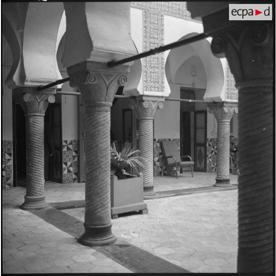 Alger. Hôpital Maillot. Patio.