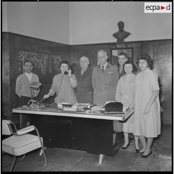 Alger. Hôpital Maillot. Le médecin colonel Kliszowski à son bureau avec son équipe.