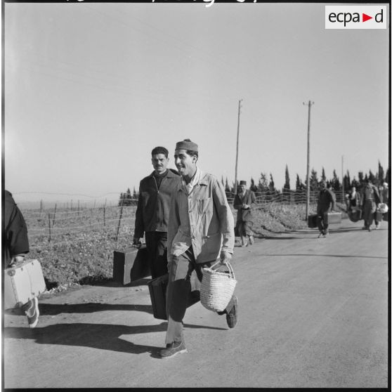Téfeschoun. Centre d'hébergement. Départ du centre d'hébergement des détenus libérés avec leur bagage.