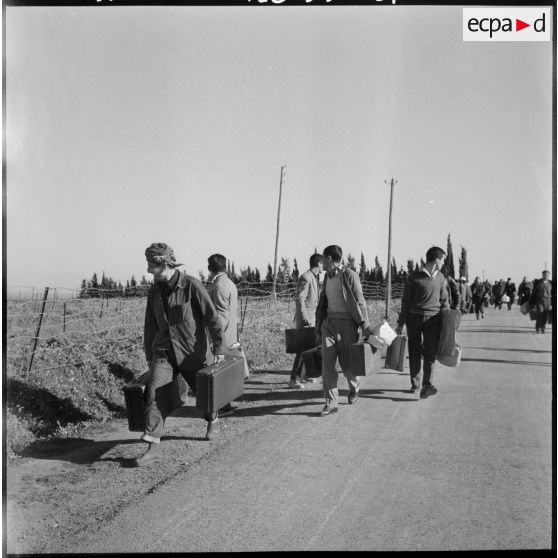 Téfeschoun. Centre d'hébergement. Départ du centre d'hébergement des détenus libérés avec leur bagage.