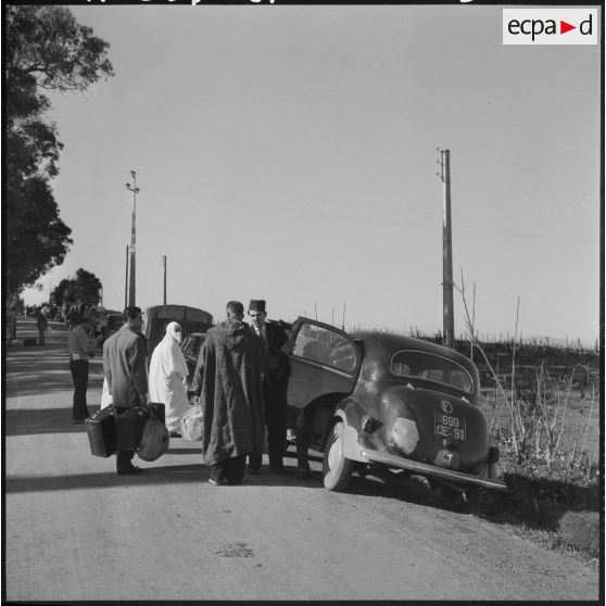 Téfeschoun. Centre d'hébergement. Certains détenus libérés rejoignent des voitures.