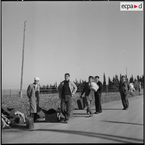 Téfeschoun. Centre d'hébergement. Départ du centre d'hébergement des détenus libérés avec leur bagage.