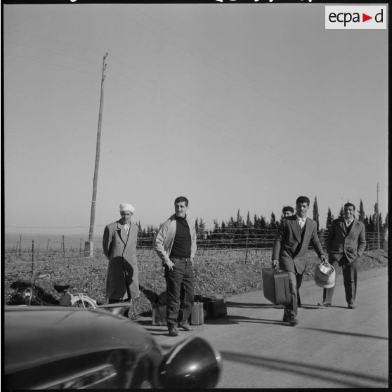 Téfeschoun. Centre d'hébergement. Départ du centre d'hébergement des détenus libérés avec leur bagage.