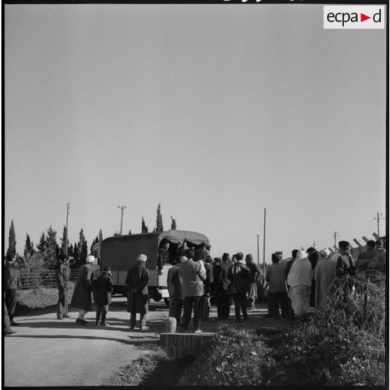 Téfeschoun. Centre d'hébergement. Des détenus libérés grimpent dans un camion.