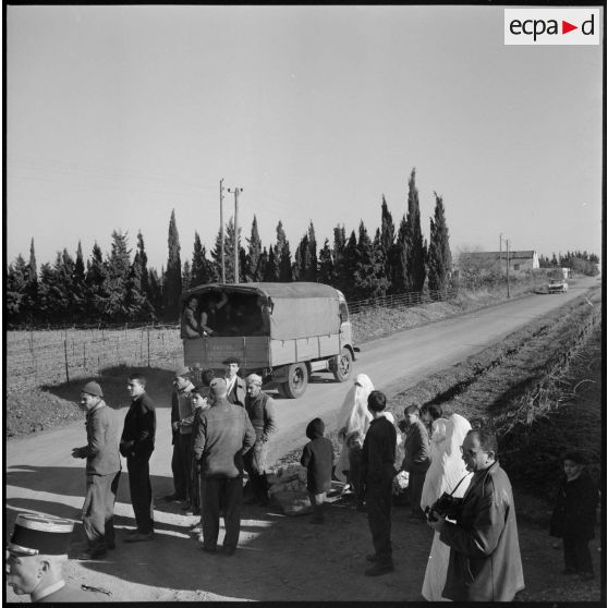 Téfeschoun. Centre d'hébergement. Départ du centre d'hébergement des détenus libérés avec leur bagage.