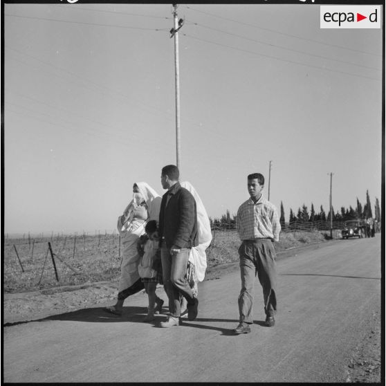 Téfeschoun. Centre d'hébergement. Hommes, femmes et enfant sur la route.