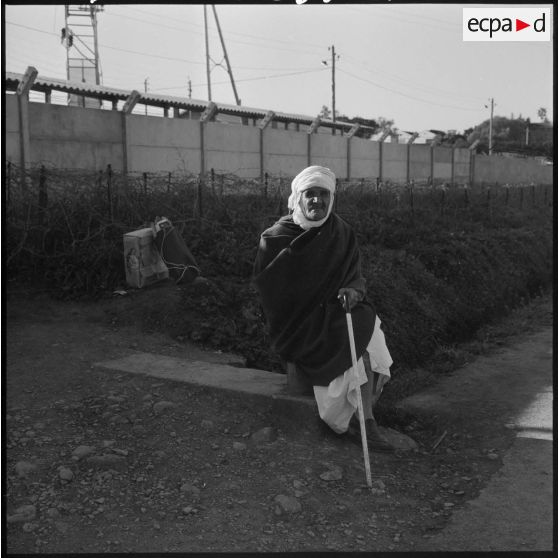 Téfeschoun. Centre d'hébergement. Portrait d'un homme à la sortie du centre d'hébergement.