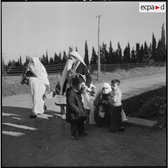 Téfeschoun. Centre d'hébergement. Femmes et enfants à la sortie du centre d'hébergement.