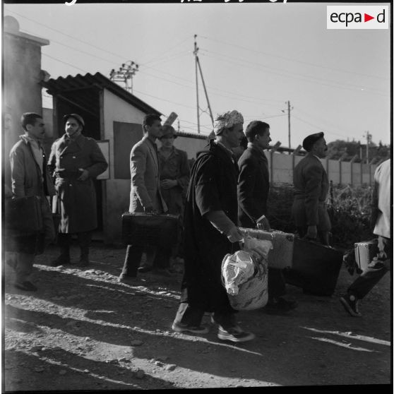 Téfeschoun. Centre d'hébergement. Départ du centre d'hébergement des détenus libérés avec leur bagage.
