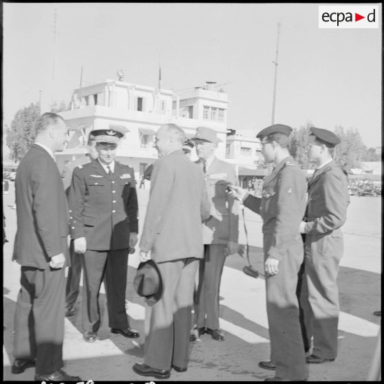 Maison Blanche. Pierre Guillaumat rencontre Paul Delouvrier, le général Challe et le général Allard.