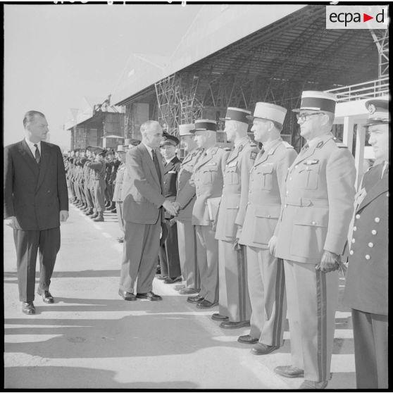 Maison Blanche. Pierre Guillaumat serre la main des autorités.