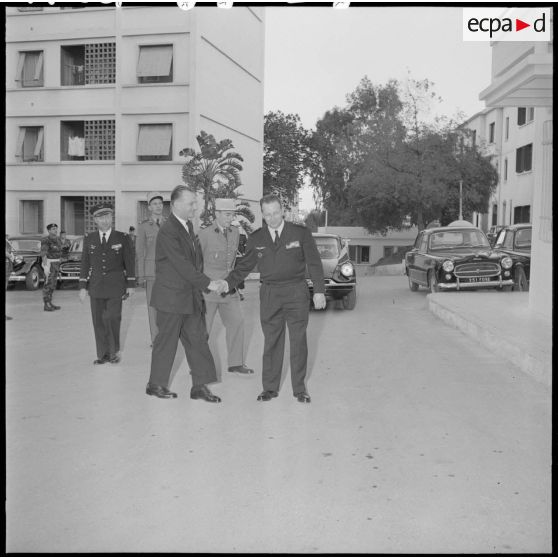 Alger. Arrivée de Paul Delouvrier, accueilli par le général Challe.