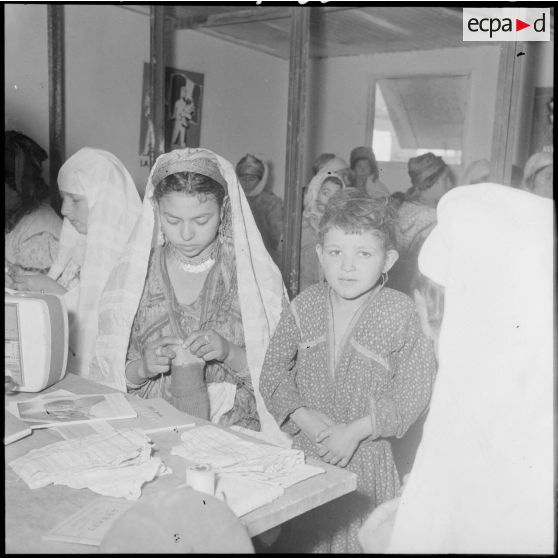 Cercle féminin en Kabylie. Cours de couture.