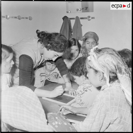 Cercle féminin en Kabylie. Cours d'écriture.