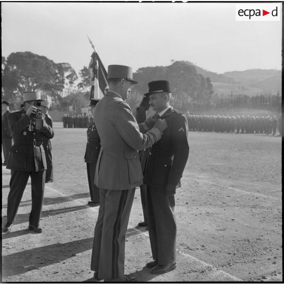 Cherchell. Ecole militaire d'infanterie. Le général Allard remet une décoration.