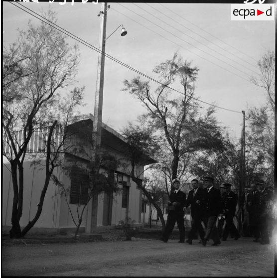 Laghouat. Voyage d'inspection. Jacques Soustelle visite la cité du Bois de Boulogne où sont logés les fonctionnaires de la préfecture.