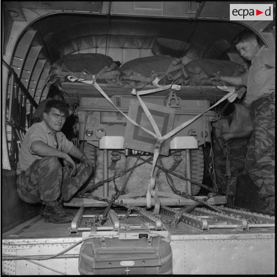 Sud algérien. Opération Violet. Les soldats embarquent une jeep et le matériel dans l'avion Nord-2501 Noratlas.