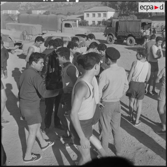 Tizi Ouzou. Tournoi de cross-country. Les participants avant le départ.