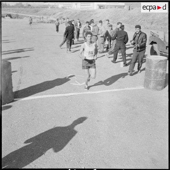 Tizi Ouzou. Tournoi de cross-country. L'arrivée des juniors.