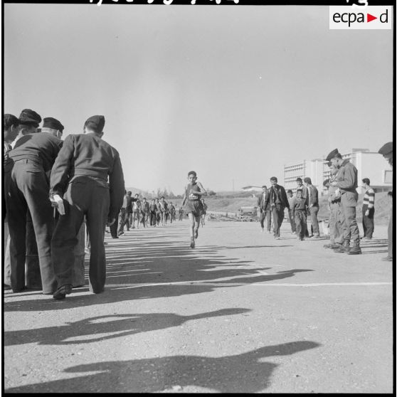 Tizi Ouzou. Tournoi de cross-country. Arrivée des cadets.