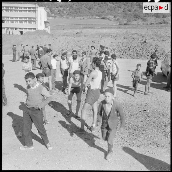 Tizi Ouzou. Tournoi de cross-country. Une partie des concurrents déjà arrivés attendent en discutant de la course.