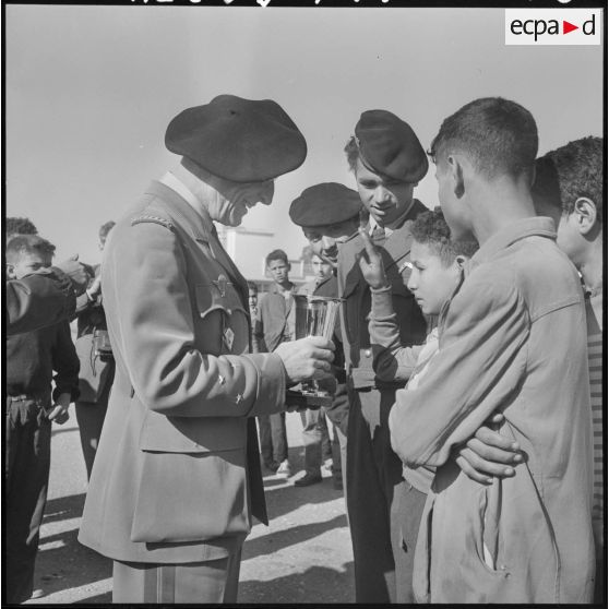 Tizi Ouzou. Tournoi de cross-country. Remise de la coupe par le général Faure au 1er coureur de l'équipe de Thiers (cadet).