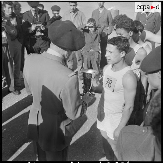 Tizi Ouzou. Tournoi de cross-country. Remise de la coupe par le général Faure au 1er coureur de l'équipe de Tizi Ouzou (junior).