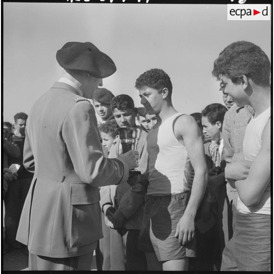 Tizi Ouzou. Tournoi de cross-country. Remise de la coupe par le général Faure au 1er coureur de l'équipe de Menaïel (senior).
