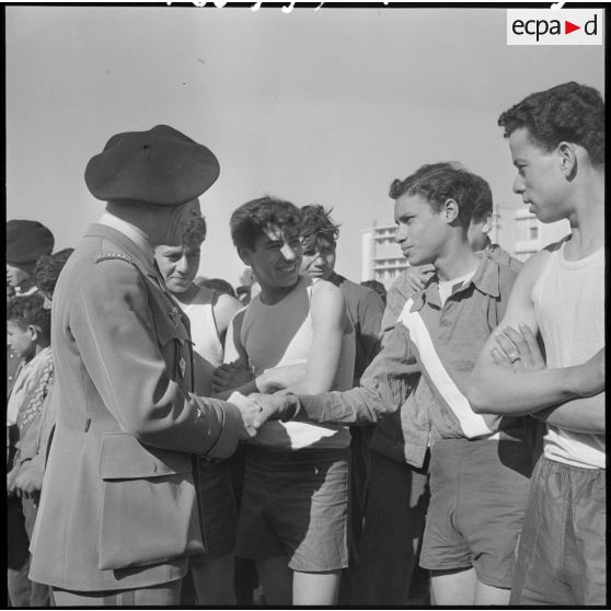 Tizi Ouzou. Tournoi de cross-country. Le général Faure félicite un participant.