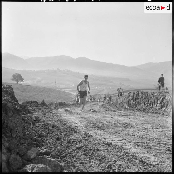 Tizi Ouzou. Tournoi de cross-country. Pendant le parcours.