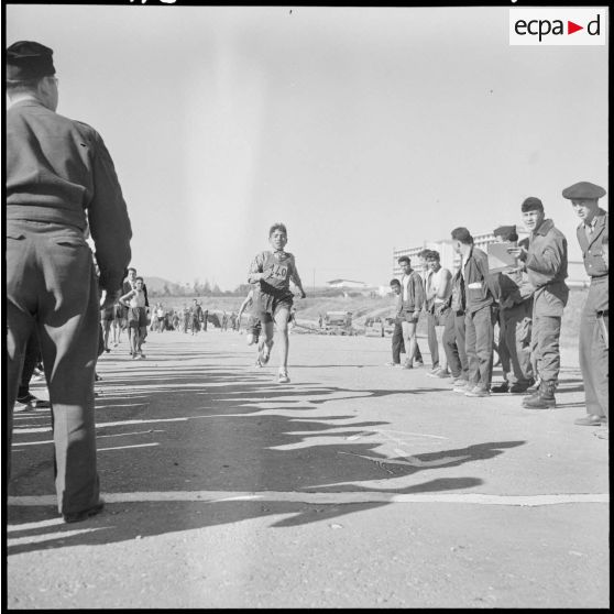Tizi Ouzou. Tournoi de cross-country. Les participants avant le départ. Arrivée des seniors.