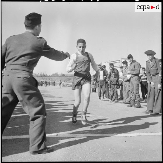 Tizi Ouzou. Tournoi de cross-country. Les participants avant le départ. Arrivée des seniors.