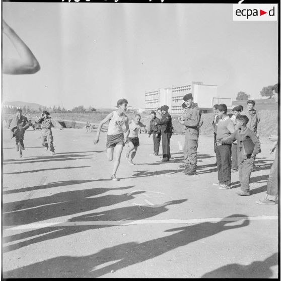 Tizi Ouzou. Tournoi de cross-country. L'arrivée des juniors.